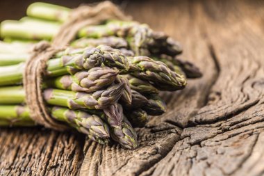 Taze kuşkonmaz rustik meşe masada demet.