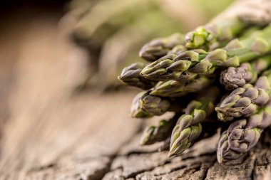 Taze kuşkonmaz rustik meşe masada demet.