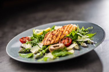 Izgara tavuk göğsü kuşkonmaz roka, parmesan peyniri ve domates limon mantar. Mevsim salata sebze ve kümes hayvanları.