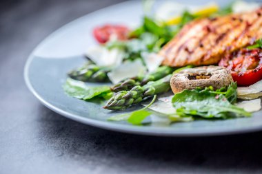 Izgara tavuk göğsü kuşkonmaz roka, parmesan peyniri ve domates limon mantar. Mevsim salata sebze ve kümes hayvanları.