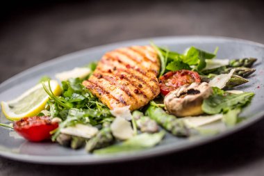 Izgara tavuk göğsü kuşkonmaz roka, parmesan peyniri ve domates limon mantar. Mevsim salata sebze ve kümes hayvanları.