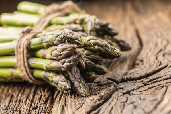 Taze kuşkonmaz rustik meşe masada demet.