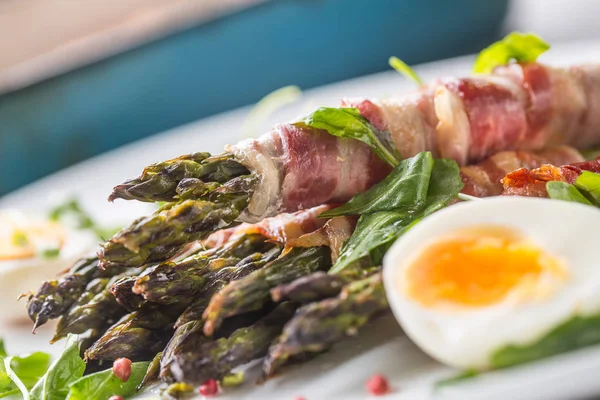 Verse Asperges Verpakt Spek Een Witte Plaat Met Rucola Tomaten — Stockfoto