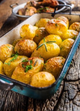 Otlar rustik meşe masada tavada kavrulmuş patates.