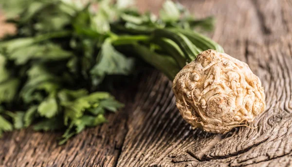 Färsk Rotselleri Med Blad Rustik Bord — Stockfoto