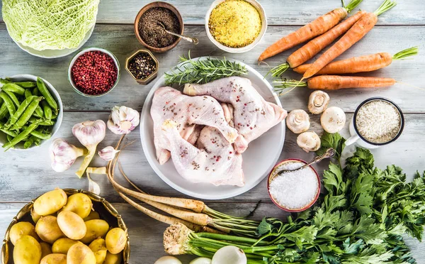 Rohe Hühnerkeulen Mit Verschiedenen Gewürzen Und Gemüse — Stockfoto