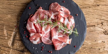 COPPA di Parma jambonu biberiye tuz ve biber ile kayrak Yönetim Kurulu.