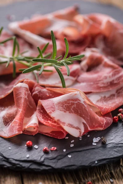 Prosciutto Coppa Parma Tavola Ardesia Con Rosmarino Sale Pepe — Foto Stock