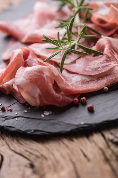 Prosciutto Coppa Parma Tavola Ardesia Con Rosmarino Sale Pepe — Foto Stock