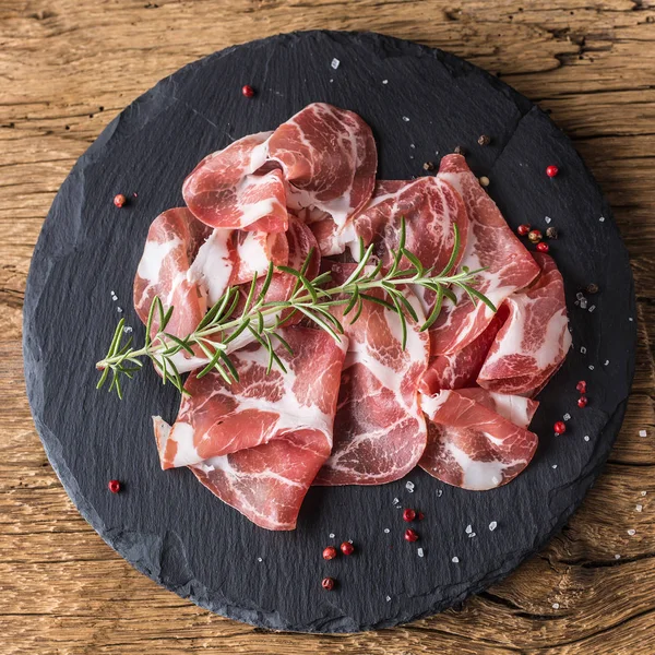 Coppa Parma Ham Leisteen Bord Met Rozemarijn Zout Peper — Stockfoto