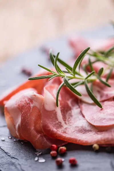 Coppa Parma Ham Leisteen Bord Met Rozemarijn Zout Peper — Stockfoto