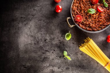 Klasik İtalyan bolognese sosu malzemeler makarna spagetti zeytin yağı domates fesleğen ve parmesan peyniri ile.