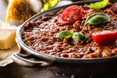 Klasik İtalyan bolognese sosu malzemeler makarna spagetti zeytin yağı domates fesleğen ve parmesan peyniri ile.