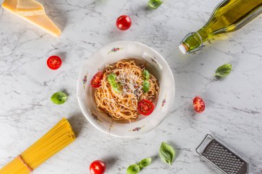 Spagetti bolognese malzemeler fesleğen tomatoesparmesan peynir ve zeytin yağı ile.