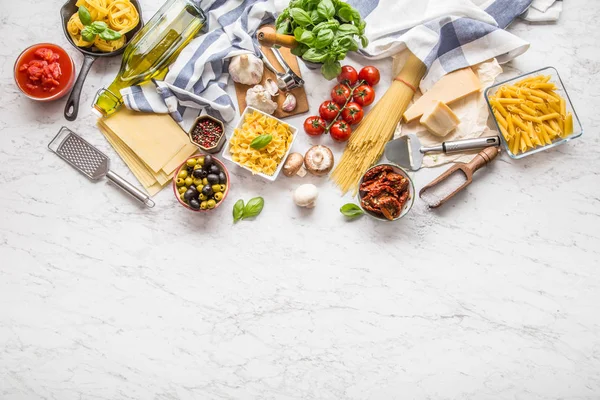 Olasz Élelmiszer Alapanyagok Tészta Olívaolaj Parmezán Sajt Bazsalikom Fokhagyma Gomba — Stock Fotó