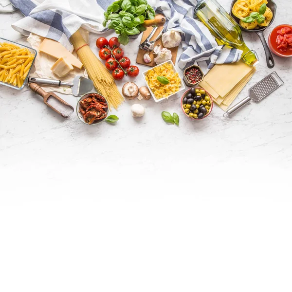 Italiaans Eten Ingrediënten Pasta Olijfolie Parmezaanse Kaas Basilicum Knoflook Champignons — Stockfoto