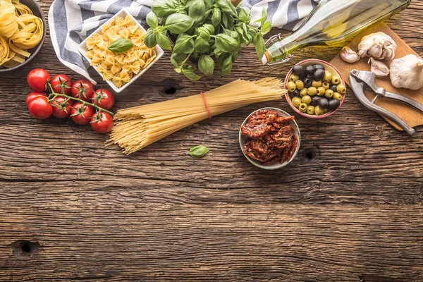 Olasz Élelmiszer Alapanyagok Tészta Olívaolaj Parmezán Sajt Bazsalikom Fokhagyma Gomba — Stock Fotó