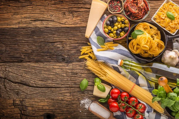 意大利食品配料面食橄榄油帕尔马干酪罗勒蒜菇西红柿橄榄木桌 — 图库照片