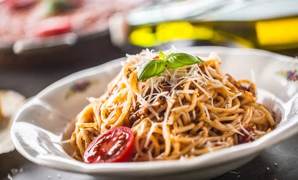 Spaghetti Bolognese Mit Zutaten Basilikum Tomaten Parmesan Käse Und Olivenöl — Stockfoto