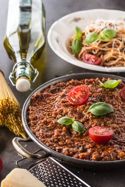 Molho Bolonhesa Italiano Clássico Com Ingredientes Macarrão Espaguete Azeite Tomate — Fotografia de Stock