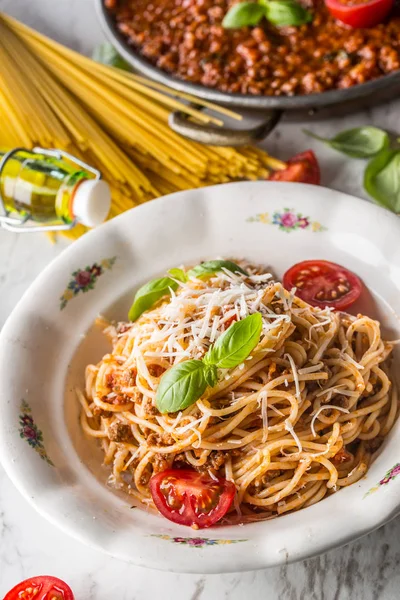 Espaguetis Boloñesa Con Ingredientes Albahaca Tomate Queso Parmesano Aceite Oliva — Foto de Stock