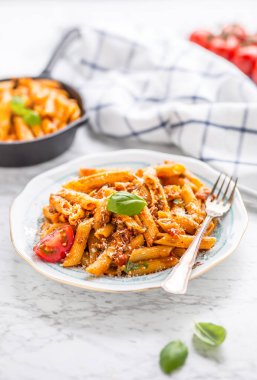 İtalyan gıda ve makarna pene bolognese sause plaka ile.