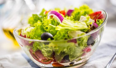 Bahar sebze salata domates soğan peynir ve zeytin.