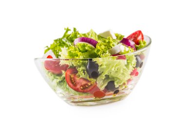 Beyaza izole edilmiş taze sebze salatası..