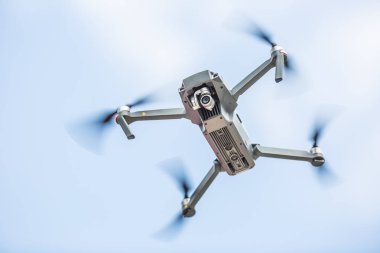 Yakın çekim quadcopter dron parkta uçan kamera ile.