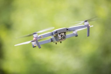 Yakın çekim quadcopter dron parkta uçan kamera ile.