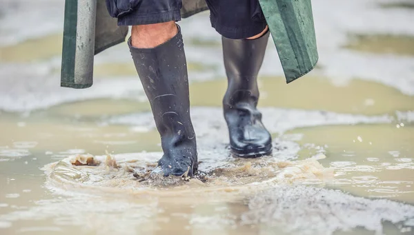 Uomo Con Stivali Neri Cammina Una Strada Allagata — Foto Stock