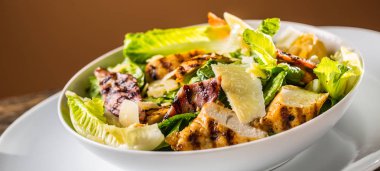 Izgara tavuk göğsü kruton yumurta pastırma parmesan peyniri ve marul bir remake ile lezzetli salata Sezar.