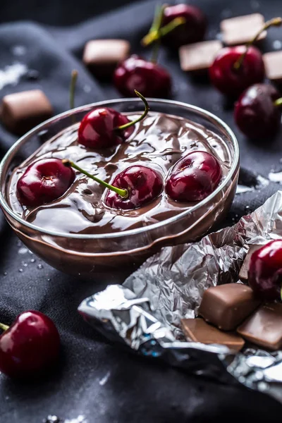 Färska Körsbär Skål Med Choklad Mörk Duk — Stockfoto