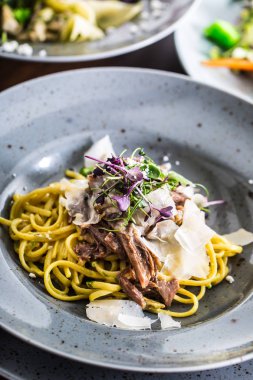 Confit ördek meme parmesan peynir ve ot dekorasyonu ile makarna makarna.