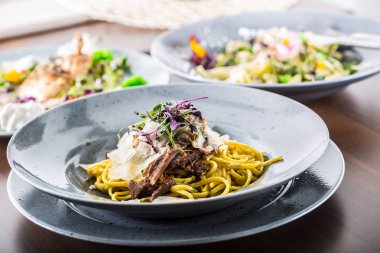 Confit ördek meme parmesan peynir ve ot dekorasyonu ile makarna makarna.