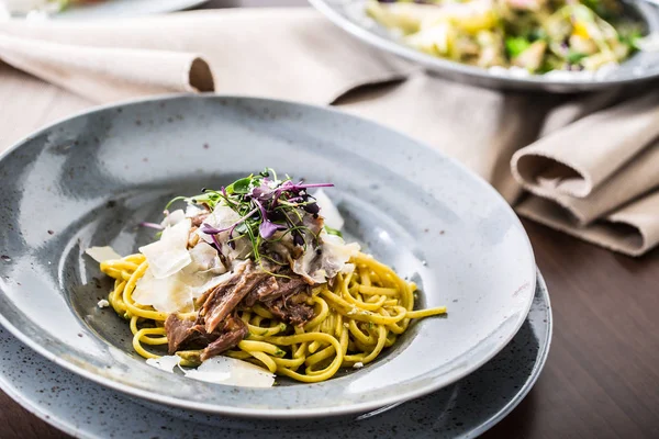 Confit ördek meme parmesan peynir ve ot dekorasyonu ile makarna makarna.