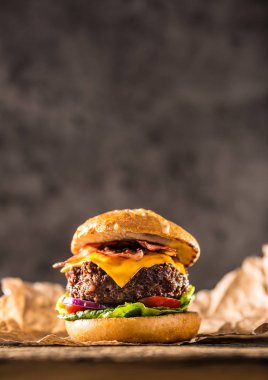 Ahşap masada ev yapımı sığır burger..