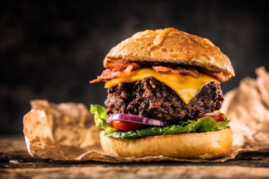 Ahşap masada ev yapımı sığır burger..