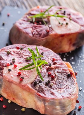 İki adet raw şaftlı kayrak kurulu ve ahşap masa sığır eti..