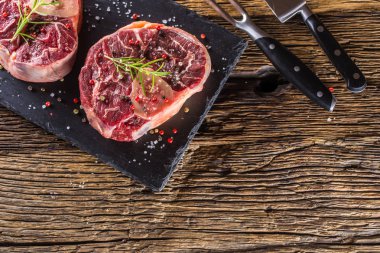 İki adet raw şaftlı kayrak kurulu ve ahşap masa sığır eti..