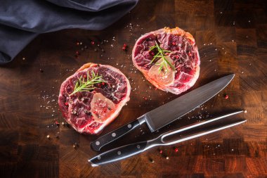 Şaft ahşap kasap gemide iki ham parça çatal ve bıçak ile sığır eti.