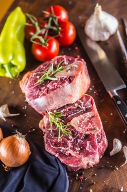 İki adet çiğ dana incik ve temel malzemelerin gulaş - üzerine soğan biber domates tuz baharat ve biberiye sarımsak. 