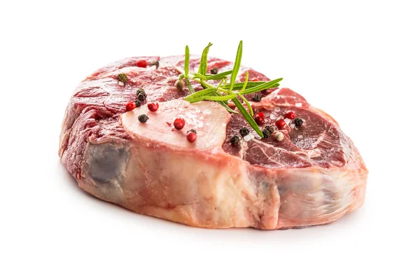 Çiğ dana incik tuz biber ve biberiye beyaz arka plan üzerinde izole.