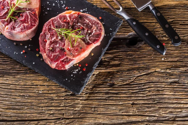 İki adet raw şaftlı kayrak kurulu ve ahşap masa sığır eti..