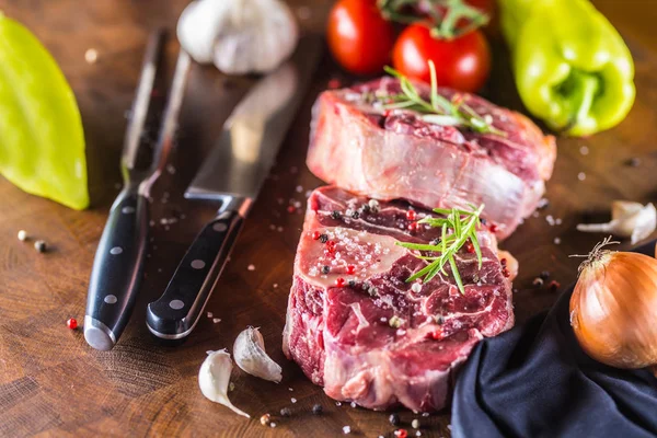 İki adet çiğ dana incik ve temel malzemelerin gulaş - üzerine soğan biber domates tuz baharat ve biberiye sarımsak. 