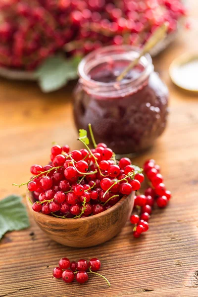 Färska Röda Vinbär Skål Och Sylt Marmelad Träbord — Stockfoto