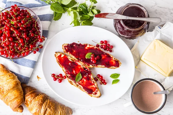 Kırmızı kuş üzümü reçeli kruvasan tereyağı ve nane yaprakları ile lezzetli breakfast.