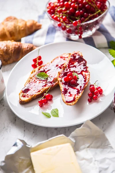 Kırmızı kuş üzümü reçeli kruvasan tereyağı ve nane yaprakları ile lezzetli breakfast.