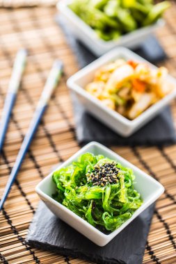 Wakame deniz yosunu ve susam tohumu kayrak gemide salatası.