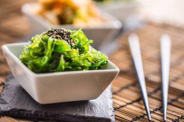Wakame deniz yosunu ve susam tohumu kayrak gemide salatası.